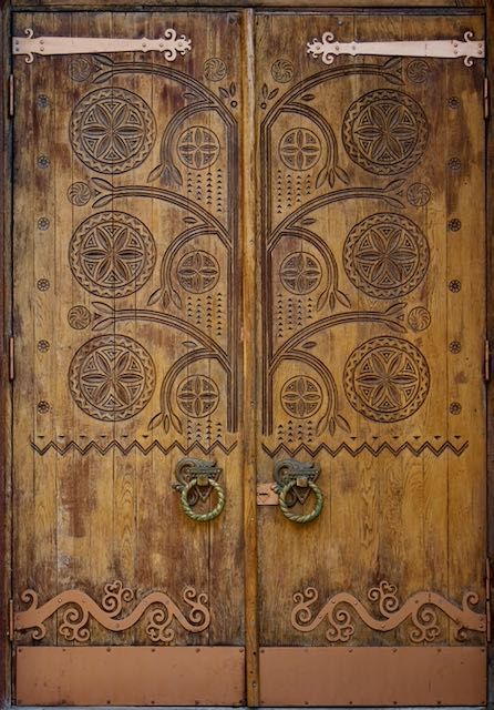 Ornamentation on the museum’s entrance door. 1960s. The menu features audio description and videos translated into USL