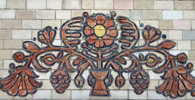 Majolica panel. 1905.The menu features audio description and videos translated into USL