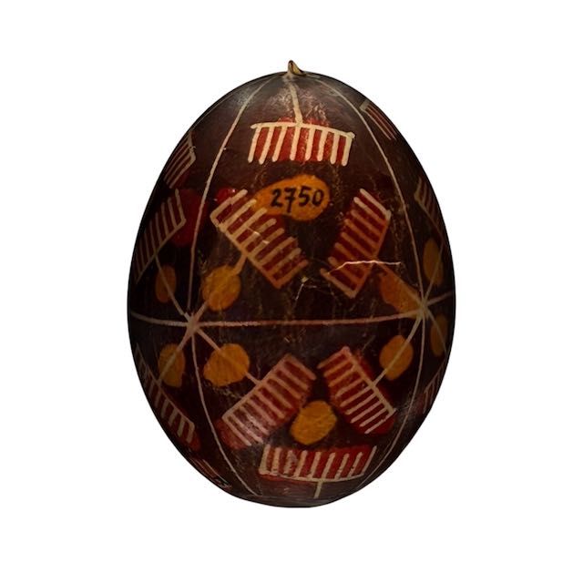A pysanka with geometric ornamentation. Late 19th century. The menu features audio description and videos translated into USL